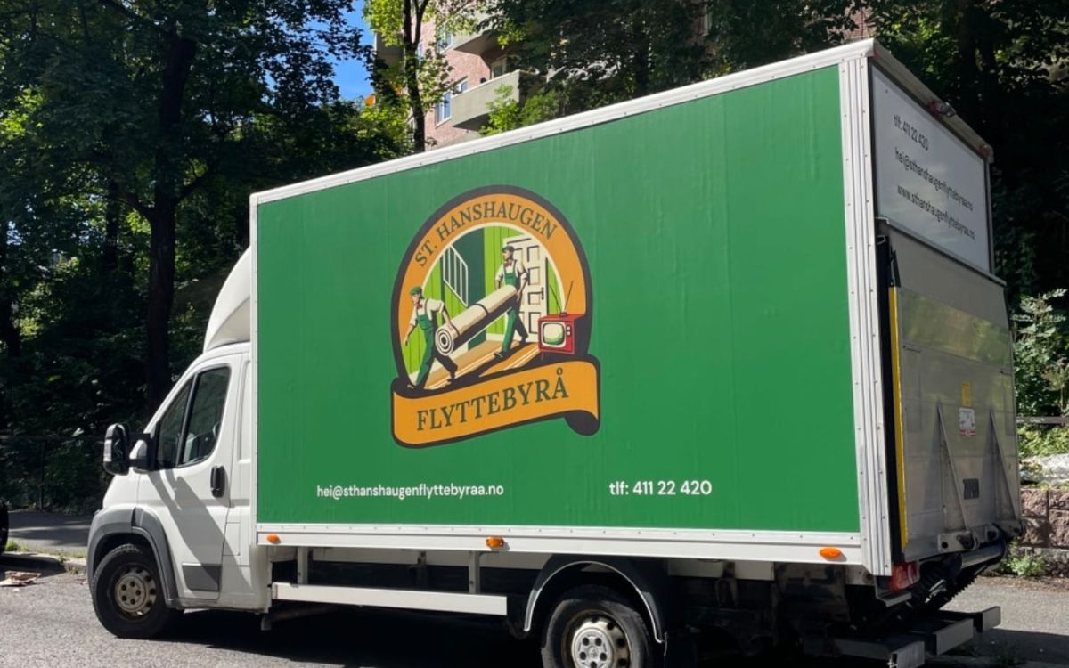 Flyttebil fra St. Hanshaugen flyttebyrå AS parkert i en gate i Oslo