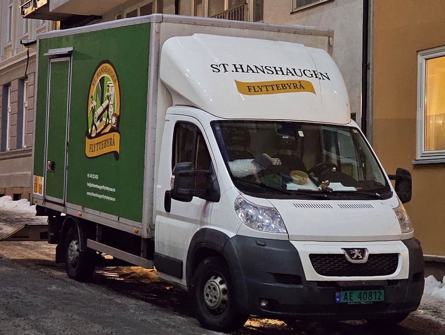 Flyttebilen står inntil en bygård i en gate i Oslo