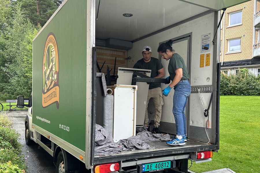 Mannskapet laster flyttebilen utenfor en bygård på St. Hanshaugen